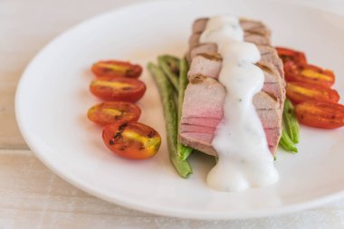 Tuna biftek salatası ile