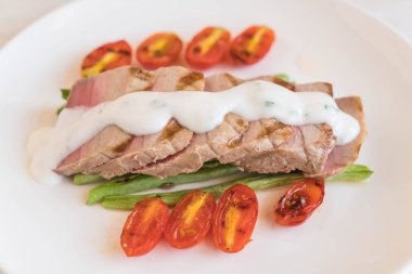 Tuna biftek salatası ile