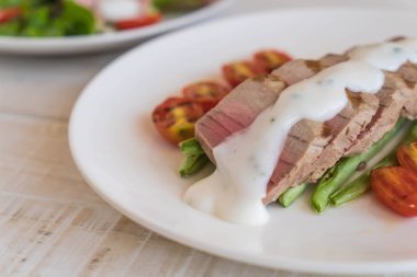 Tuna biftek salatası ile