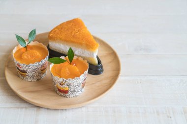 Turuncu kek ve altın konu pasta 