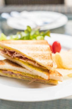Jambonlu peynirli sandviç