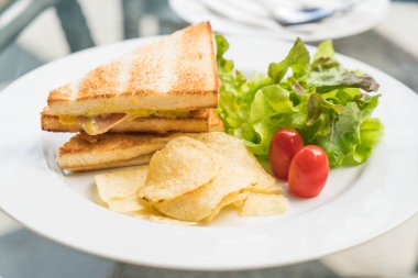 Jambonlu peynirli sandviç