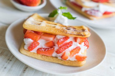 ahşap üzerine çilek ile waffle