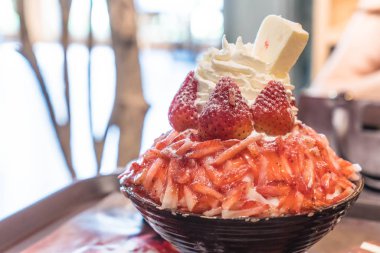 çilek ve peynir bingsu 