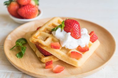 ahşap üzerine çilek ile waffle