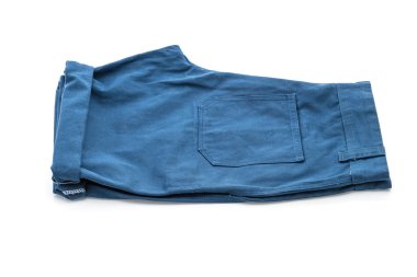 beyaz üzerine kısa pantolon