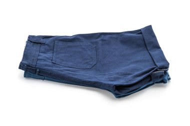 beyaz üzerine kısa pantolon