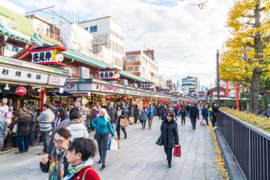 Toyko, Japonya - 28 Kasım 2016: turist yürümek Nakamise Dori se üzerinde