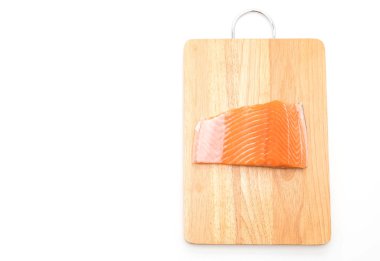 ahşap tahta üzerinde taze somon