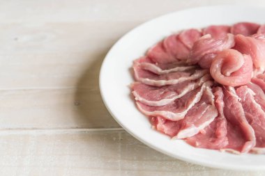 ahşap üzerine taze dilimlenmiş domuz