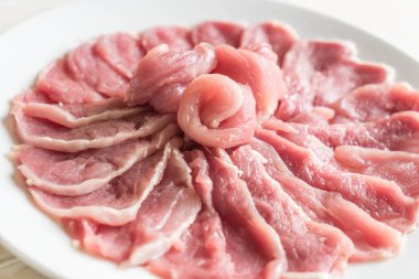 ahşap üzerine taze dilimlenmiş domuz