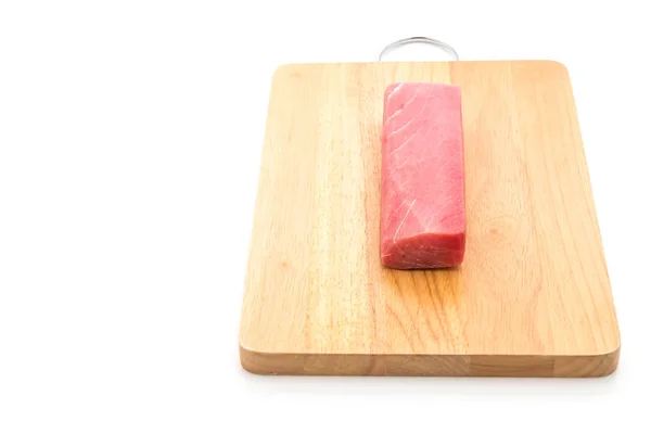 Färsk tonfisk på träskiva — Stockfoto