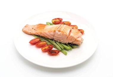 beyaz üzerine Somon ızgara biftek