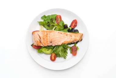 beyaz üzerine Somon ızgara biftek