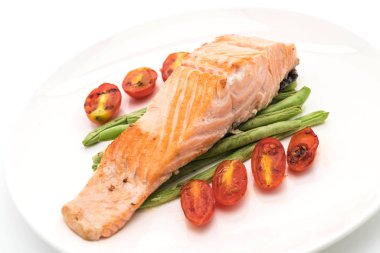 beyaz üzerine Somon ızgara biftek