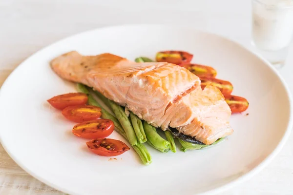 Bife de salmão grelhado — Fotografia de Stock