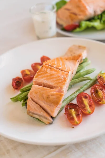 Bife de salmão grelhado — Fotografia de Stock