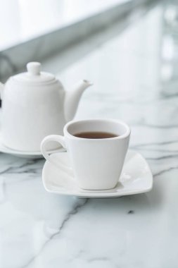 Çay fincanı masanın üstünde.