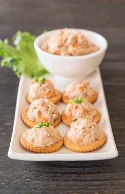 ton balıklı kraker ile yayıldı