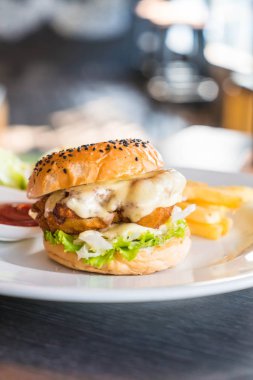 kızarmış tavuk burger peynirli