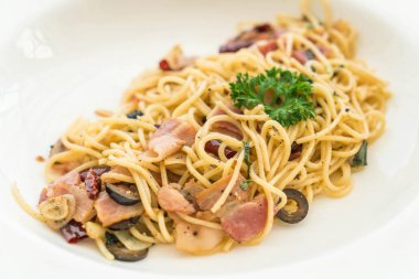 pastırma ve sarımsak ile tavada kızartılmış spagetti 