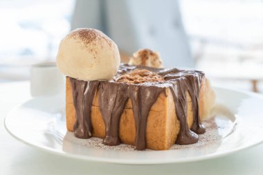 Bal tost vanilyalı dondurma ve çikolata ile