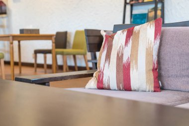 Kanepe üzerinde güzel yastık