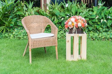 buket çiçek dekorasyonu ile boş sandalye 