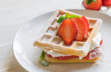 ahşap üzerine çilek ile waffle