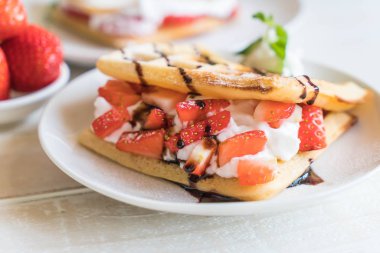 ahşap üzerine çilek ile waffle