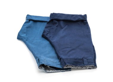 beyaz üzerine kısa pantolon