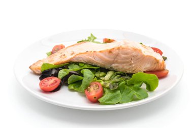 beyaz üzerine Somon ızgara biftek