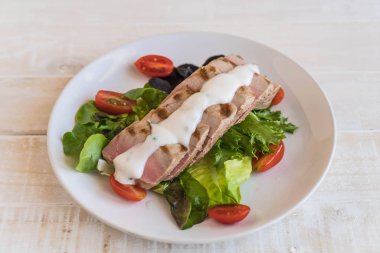 Tuna biftek salatası ile