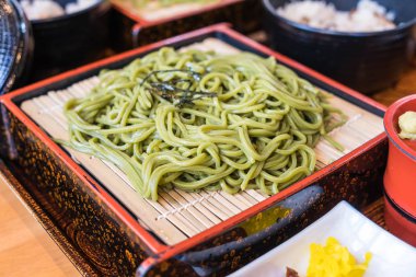 Tabak içinde Japon Cha Soba (yeşil çay Soba) 