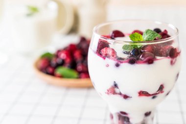 karışık meyveli Yoğurtlu