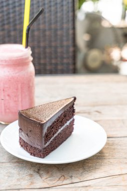 Çikolatalı pasta plaka üzerinde