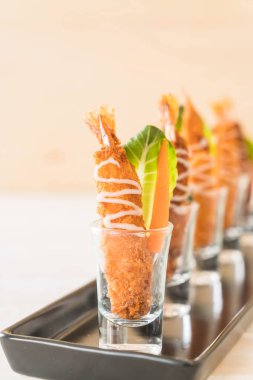  ahşap üzerine meyilli kızarmış karides