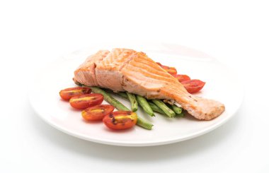 beyaz üzerine Somon ızgara biftek