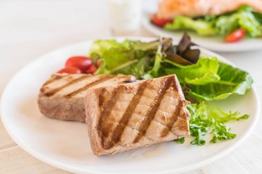 Tuna biftek salatası ile