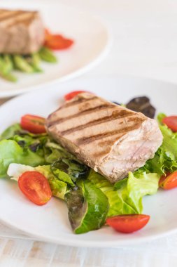 Tuna biftek salatası ile