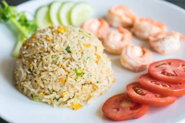 Kızarmış pirinç ve karides.