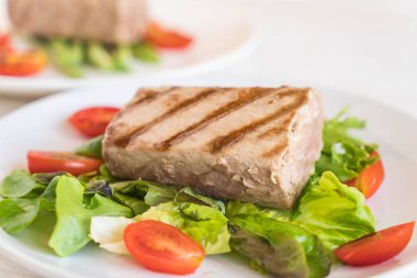 Tuna biftek salatası ile