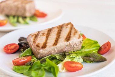 Tuna biftek salatası ile