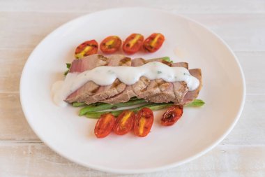 Tuna biftek salatası ile