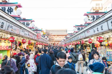 Toyko, Japonya - 28 Kasım 2016: turist yürümek Nakamise Dori se üzerinde