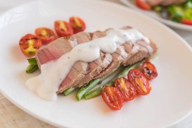 Tuna biftek salatası ile