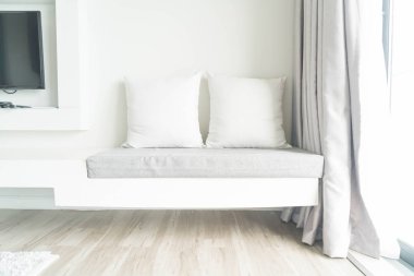 Oturma odasında kanepe dekorasyon güzel yastık 