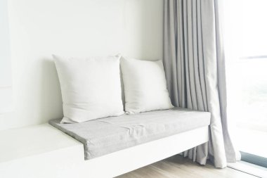 Oturma odasında kanepe dekorasyon güzel yastık 