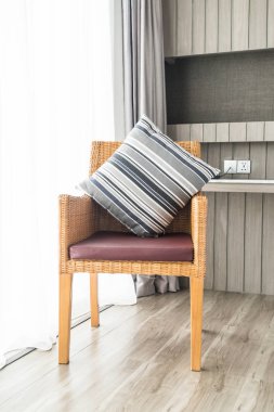 Kanepe oturma Interio dekorasyonda güzel lüks yastık