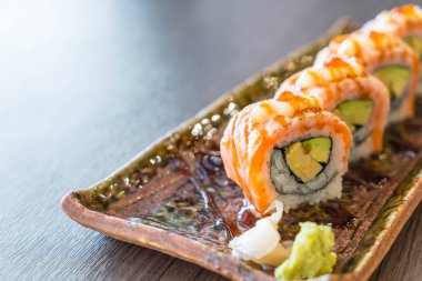Izgara somon suşi roll